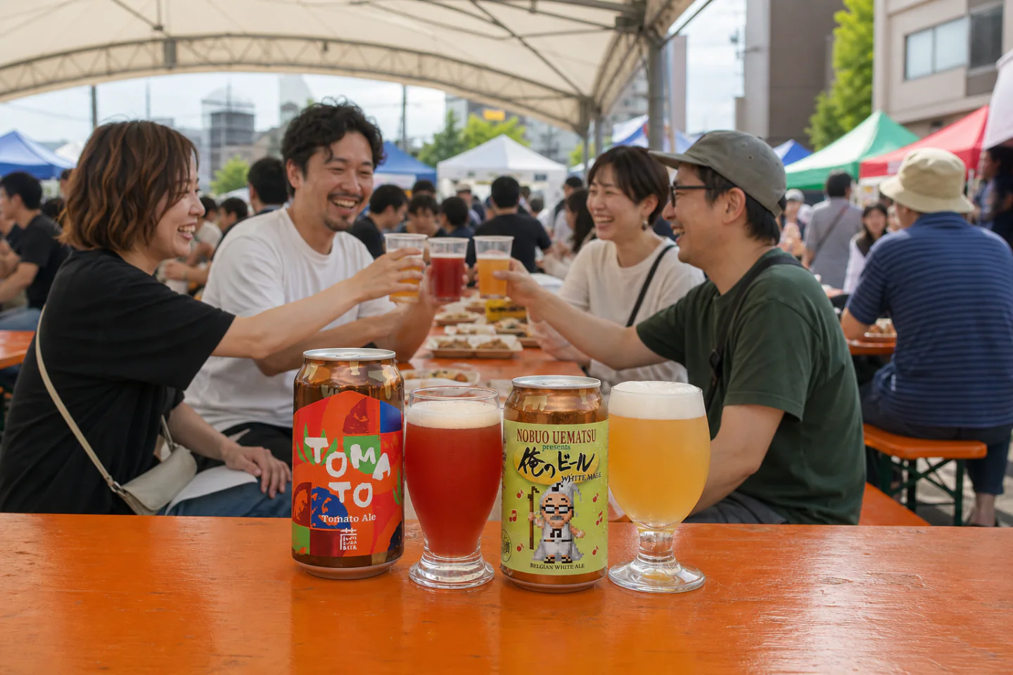 赤いトマトビールと淡く濁ったWHITE MAGEを、夏のフェスのテーブルで飲み比べるイメージ