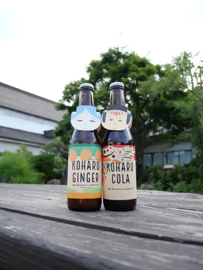 世嬉の一酒造の蔵を背景に並ぶ、ノンアルコールのこはるジンジャーとこはるコーラ
