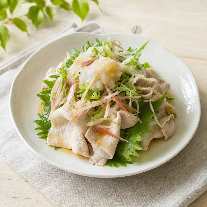 大葉、みょうが、ねぎを添えた夏の豚しゃぶ