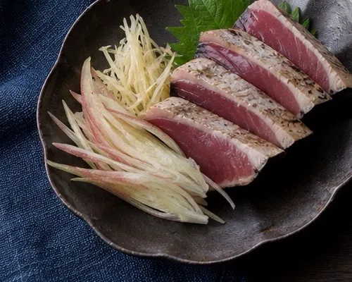 薬味を添えたカツオのたたき