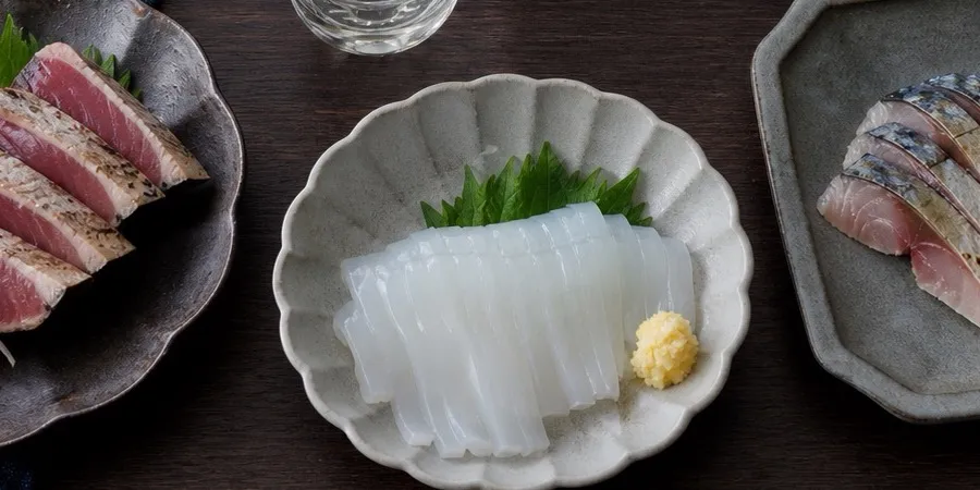 刺身の盛り合わせと冷たい日本酒