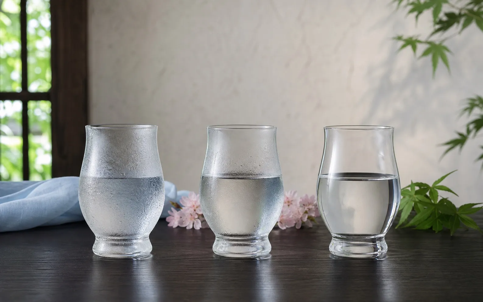 雪冷え、花冷え、涼冷えの日本酒を3つのグラスに並べた様子