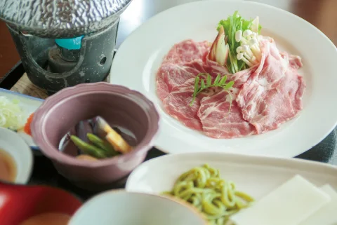 蔵元レストランで提供する酒しゃぶ膳の肉と料理