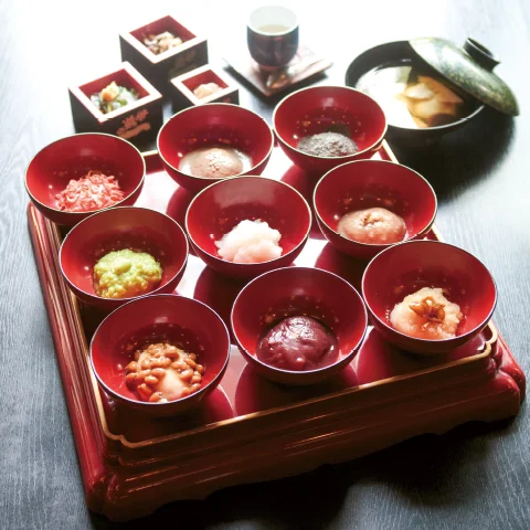 蔵元レストランの果報もち膳。赤い椀に盛った九種のもちと雑煮