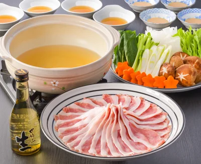 公式通販に掲載された酒しゃぶセット。豚肉、野菜、鍋と酒の瓶