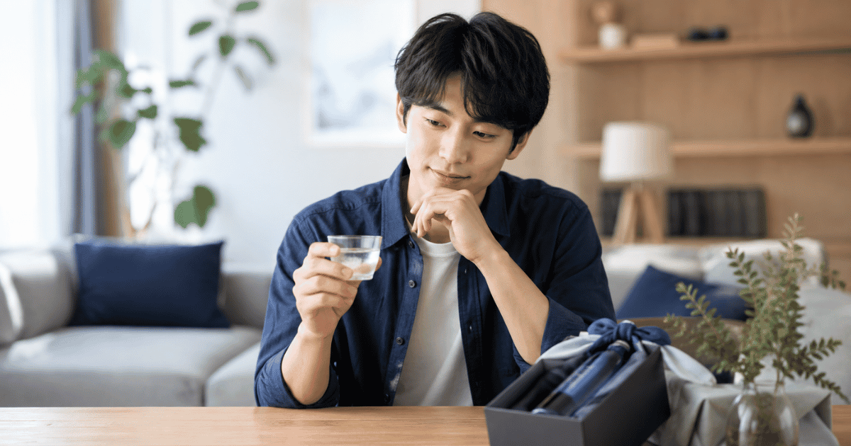 父の日のギフト選びで悩む様子
