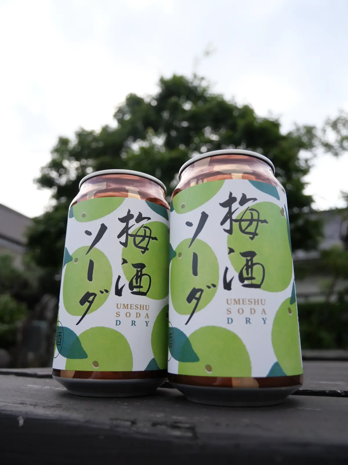 梅酒ソーダ ドライの缶とグラス