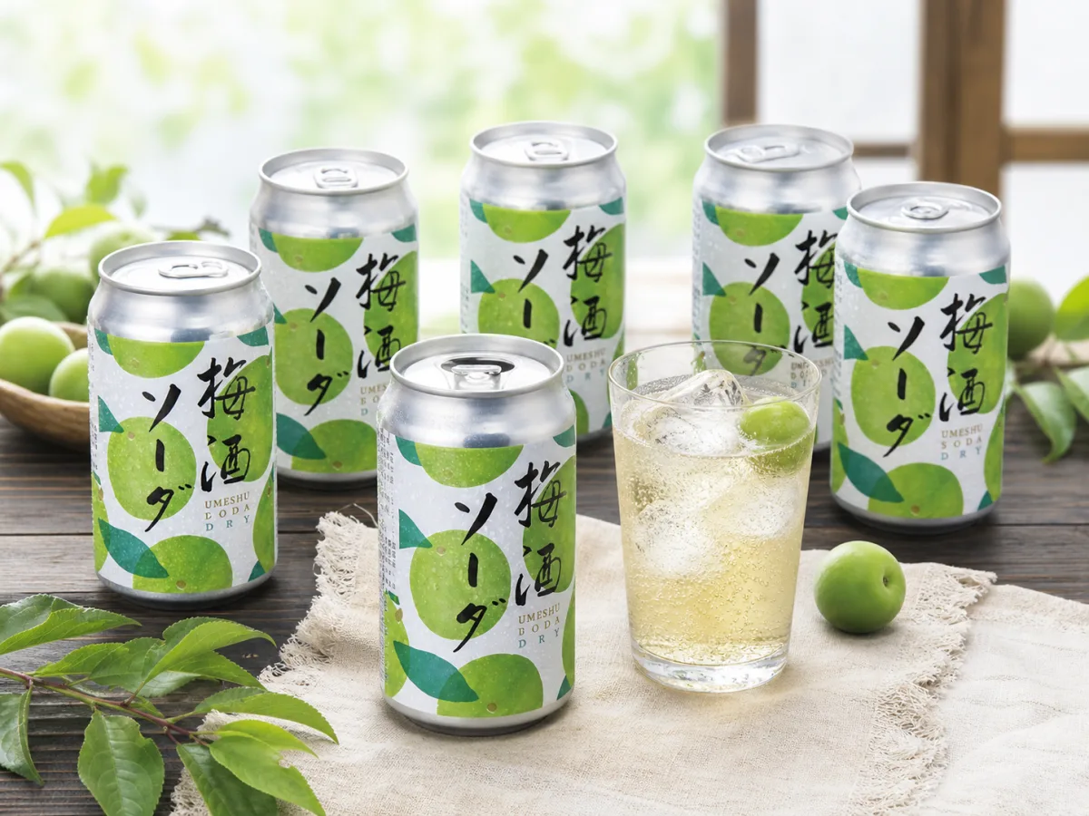 梅酒ソーダ ドライ6缶と氷を入れたグラス